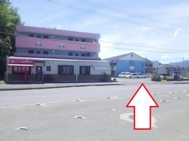 鳥屋バス停の横がよしたか鍼灸整骨院です。お隣の介護センターとお間違えの無いようにお願い致します。