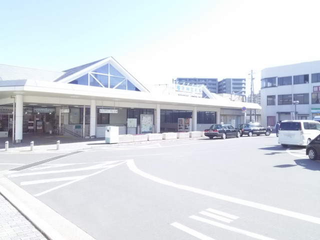 近鉄橿原神宮前駅の西出口を出て、ロータリーを越え、まっすぐ(西側)に進みます。