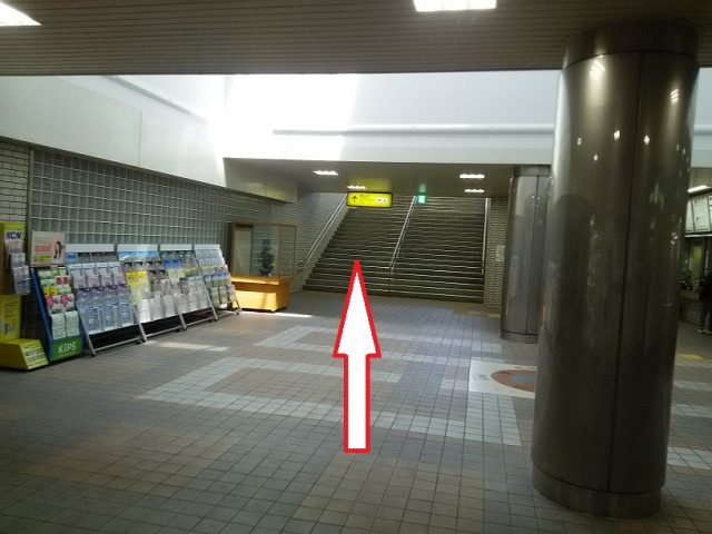 こちらの階段を上ります。