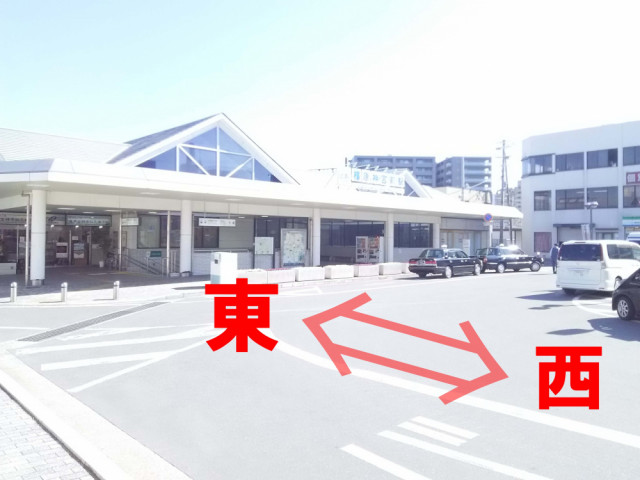 ③近鉄橿原神宮前駅の西出口を出て、ロータリーを越え、まっすぐ（西側）に進みます。